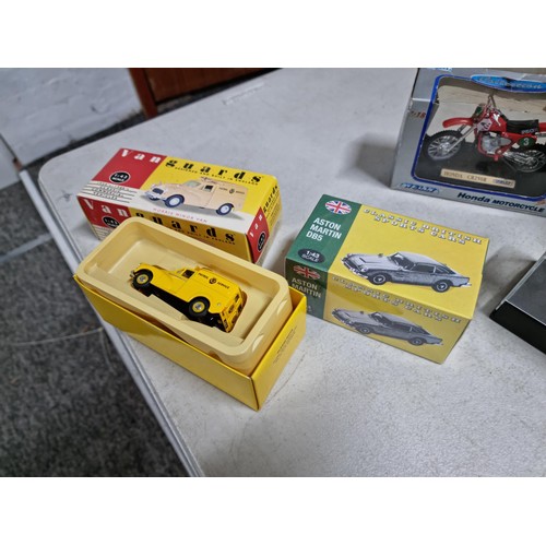 67 - A collection of 7x boxed diecast vehicles to include a Vanguards Morris Minor van, a Corgi Mr Bean M... 