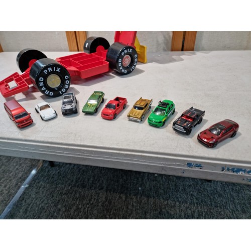 81 - A good vintage 1986 Corgi Grand Prix racing carry car case with a space for 9 cars. Includes 9 dieca... 