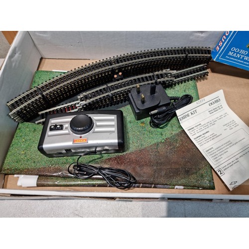 88 - A box containing an oval of OO gauge track, a Hornby controller and power adaptor (tested working), ... 