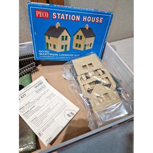 88 - A box containing an oval of OO gauge track, a Hornby controller and power adaptor (tested working), ... 