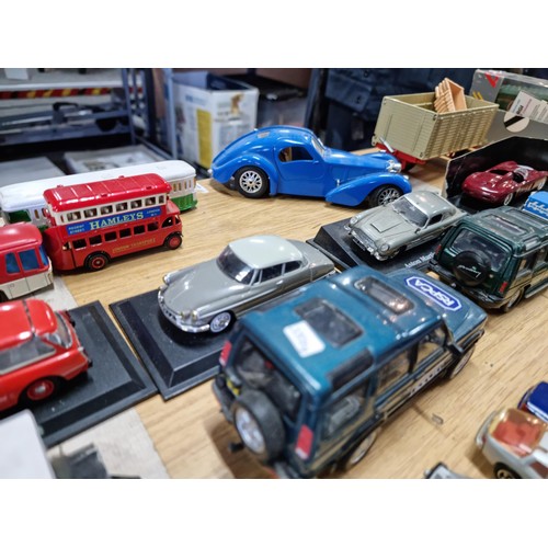 105 - A large collection of 21x Corgi model diecast cars and vehicles to include a collection of Formula 1... 