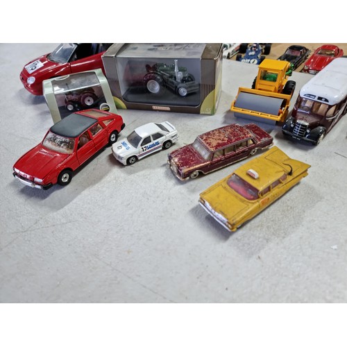 105 - A large collection of 21x Corgi model diecast cars and vehicles to include a collection of Formula 1... 