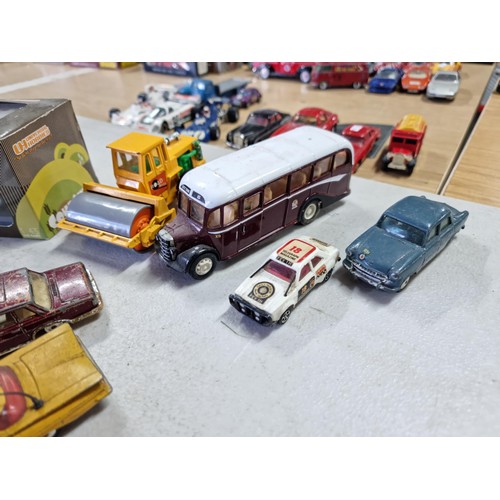 105 - A large collection of 21x Corgi model diecast cars and vehicles to include a collection of Formula 1... 