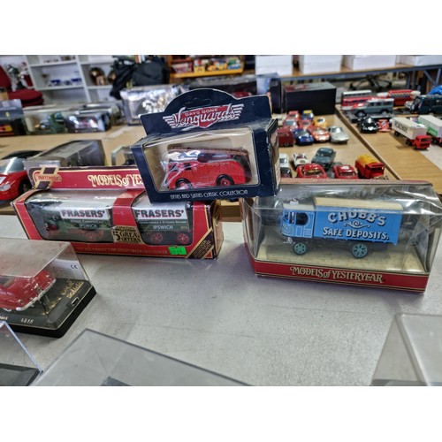 108 - Collection of 13x boxed diecast vehicles to inc 7x cars on plinths a Vangurds fire engine etc