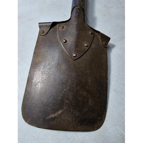 34 - Good quality Original Antique WWI German trench shovel, showing good patina to the handle, original ... 