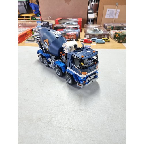 43 - Good quality well built Lego Technic 42112 of a cement mixer in good order complete with 2x books of... 