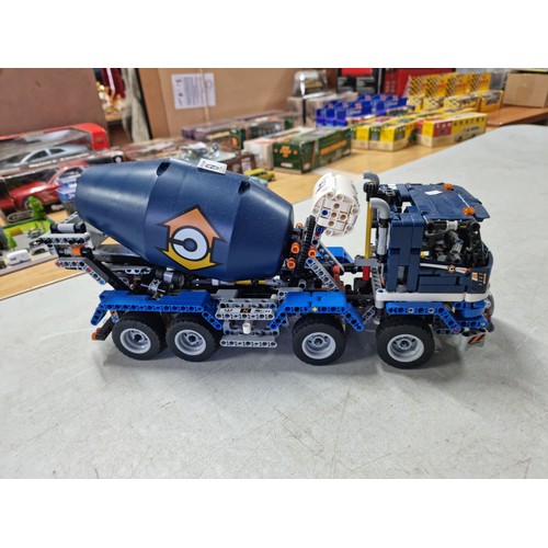 43 - Good quality well built Lego Technic 42112 of a cement mixer in good order complete with 2x books of... 