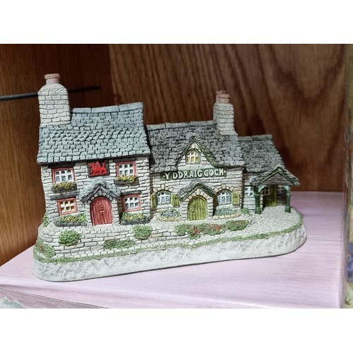 50 - A collection of 5x good quality David Winter model cottages complete with original boxes along with ... 