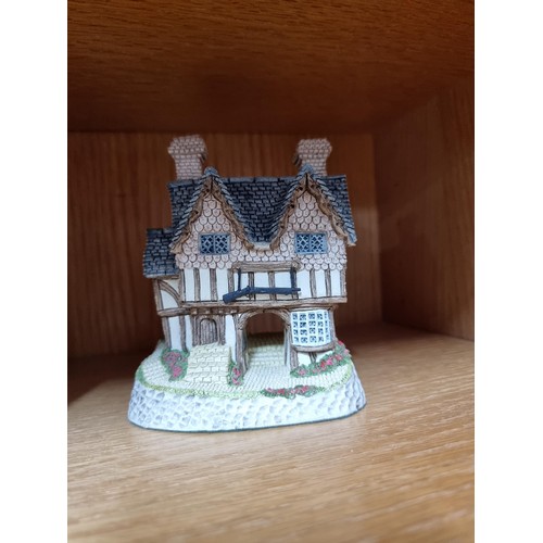 52 - A collection of 4x good quality David Winter model cottages all complete with original boxes and ver... 