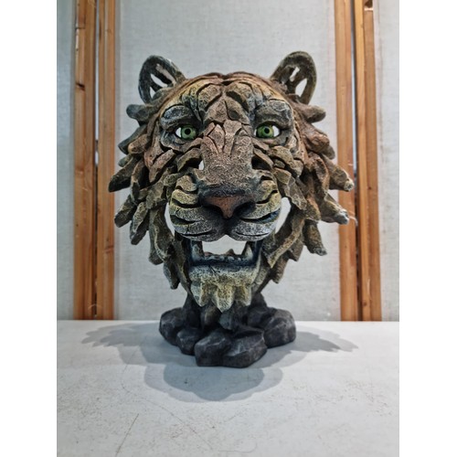 28 - A good quality resin tiger head sculpture in realistic design and hand painted eyes. In excellent co... 