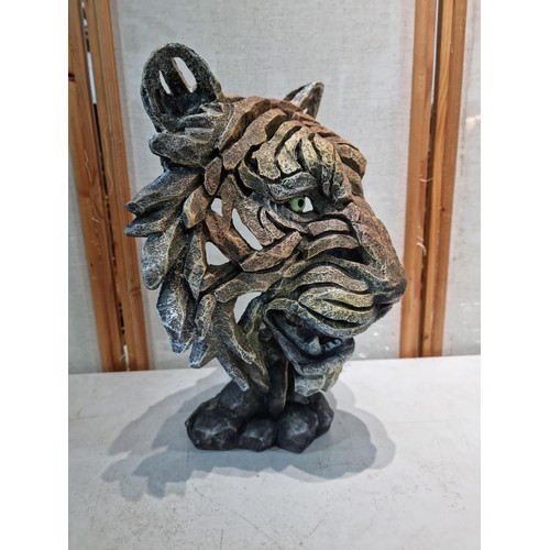 28 - A good quality resin tiger head sculpture in realistic design and hand painted eyes. In excellent co... 