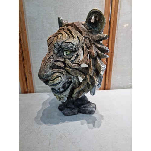 28 - A good quality resin tiger head sculpture in realistic design and hand painted eyes. In excellent co... 