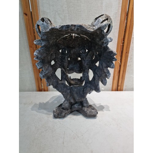 28 - A good quality resin tiger head sculpture in realistic design and hand painted eyes. In excellent co... 