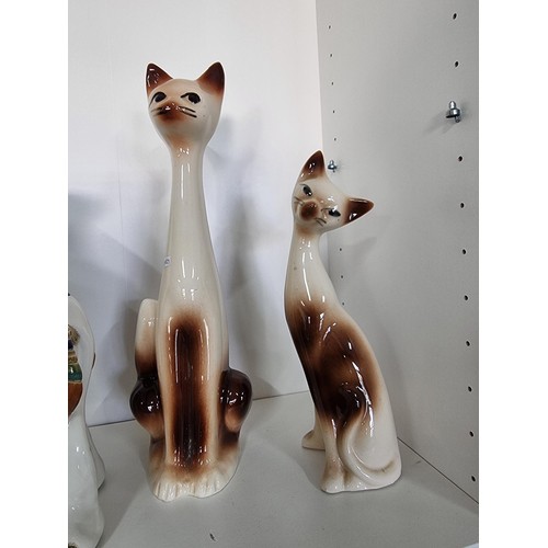 49 - A small quantity of collectable ceramics including a graduated trio of Siamese cats in cream and bro... 