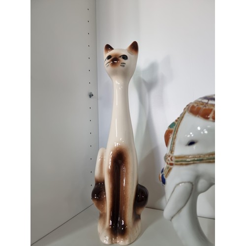 49 - A small quantity of collectable ceramics including a graduated trio of Siamese cats in cream and bro... 