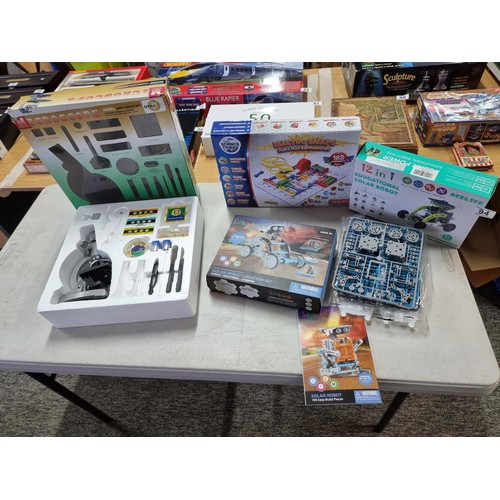 94 - A quantity of 4 boxed modern games to include a microscope set by Dynasun, 2x Solar robot instructio... 