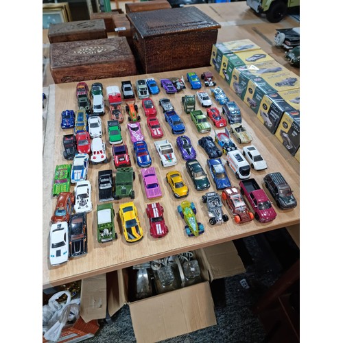 101 - A very large quantity of loose diecast model cars, all mostly in good looked after condition with a ... 