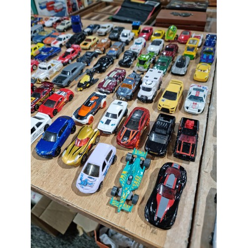 100 - A very large quantity of loose diecast model cars, all mostly in good looked after condition with a ... 