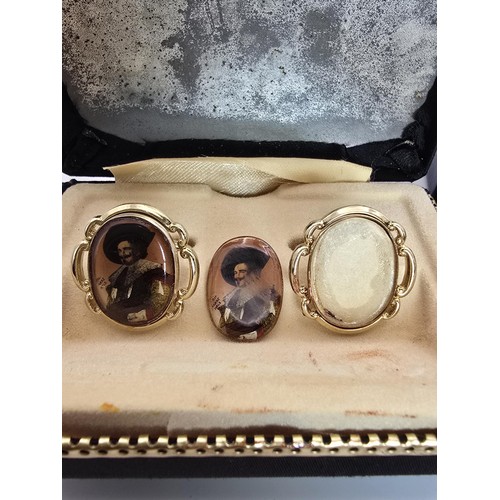 238 - 2x pairs of vintage cufflinks, 1 pair having an etched design in 925 silver, the other set has a min... 