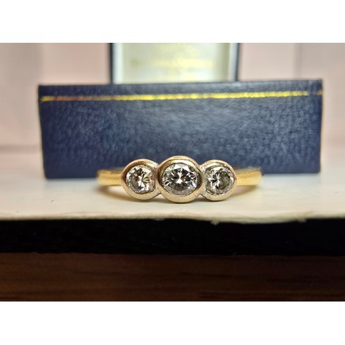 250 - A stunning hallmarked 18ct yellow gold 3 stone diamond ring, the diamonds are very sparkly and livel... 