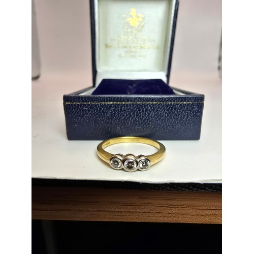 250 - A stunning hallmarked 18ct yellow gold 3 stone diamond ring, the diamonds are very sparkly and livel... 