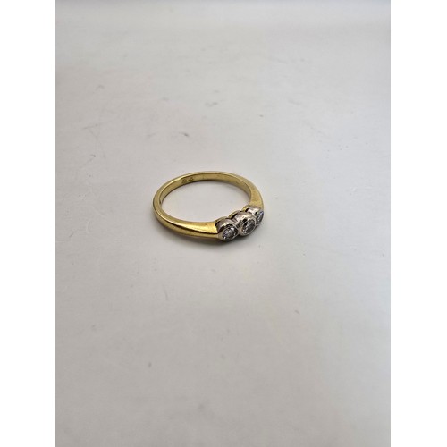 250 - A stunning hallmarked 18ct yellow gold 3 stone diamond ring, the diamonds are very sparkly and livel... 