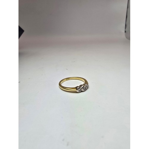 250 - A stunning hallmarked 18ct yellow gold 3 stone diamond ring, the diamonds are very sparkly and livel... 