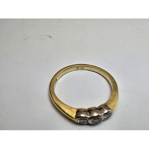 250 - A stunning hallmarked 18ct yellow gold 3 stone diamond ring, the diamonds are very sparkly and livel... 