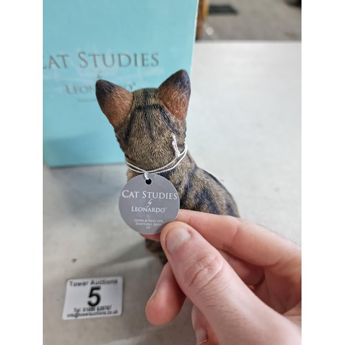 5 - A boxed Leonardo collection cat studies 2010 cat figurine in good order with no chips or cracks, com... 