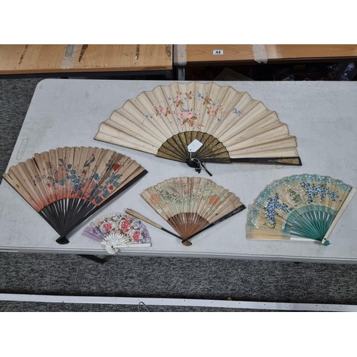 44 - Collection of 5x vintage oriental fans of varying designs and sizes inc a large cotton floral fan wi... 