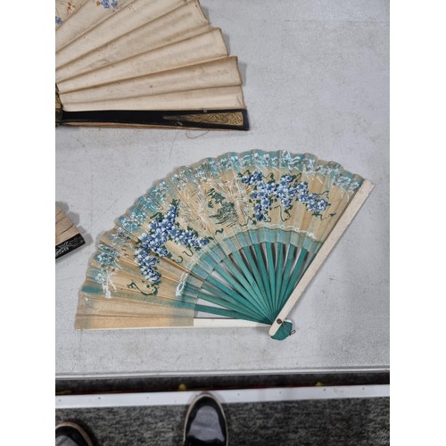 44 - Collection of 5x vintage oriental fans of varying designs and sizes inc a large cotton floral fan wi... 