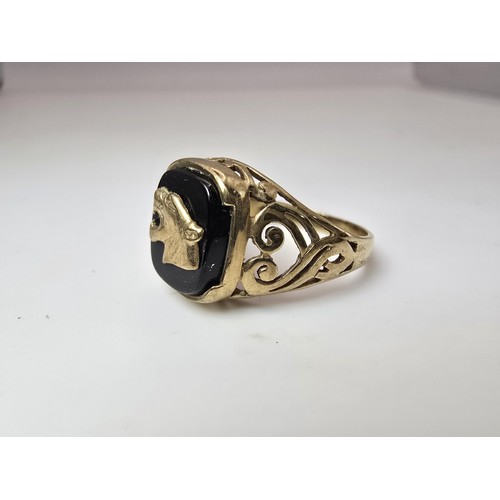 252 - A stunning hallmarked 9ct yellow gold unisex signet ring featuring a black onyx stone with an overla... 