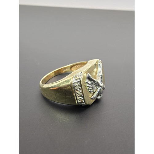 253 - An attractive hallmarked 9ct yellow gold gents signet ring featuring a pretty white gold overlaid ea... 