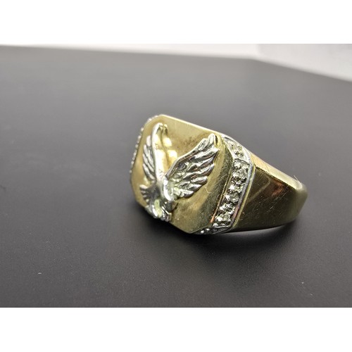 253 - An attractive hallmarked 9ct yellow gold gents signet ring featuring a pretty white gold overlaid ea... 