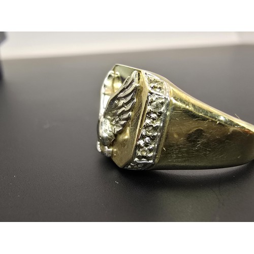 253 - An attractive hallmarked 9ct yellow gold gents signet ring featuring a pretty white gold overlaid ea... 