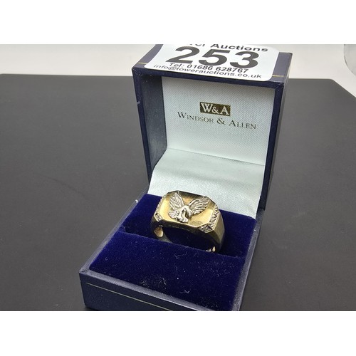 253 - An attractive hallmarked 9ct yellow gold gents signet ring featuring a pretty white gold overlaid ea... 