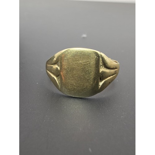 254 - A hallmarked vintage 9ct yellow gold signet ring sold as scrap gold and has a split to the band, the... 