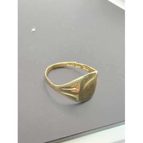 254 - A hallmarked vintage 9ct yellow gold signet ring sold as scrap gold and has a split to the band, the... 