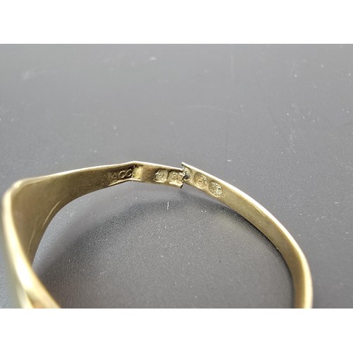 254 - A hallmarked vintage 9ct yellow gold signet ring sold as scrap gold and has a split to the band, the... 