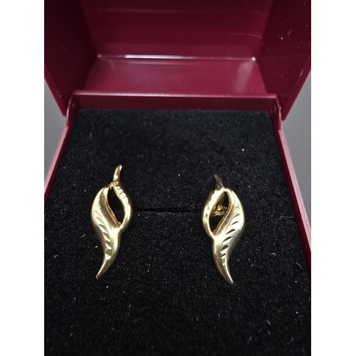 255 - A pair of 9ct yellow gold earrings having a pretty design and are in good clean condition. Have a we... 