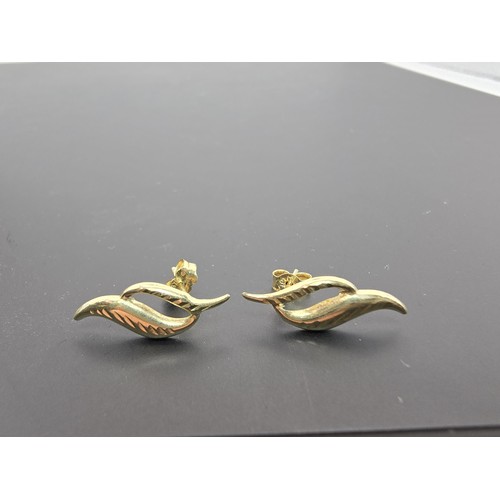 255 - A pair of 9ct yellow gold earrings having a pretty design and are in good clean condition. Have a we... 