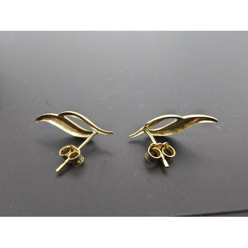 255 - A pair of 9ct yellow gold earrings having a pretty design and are in good clean condition. Have a we... 