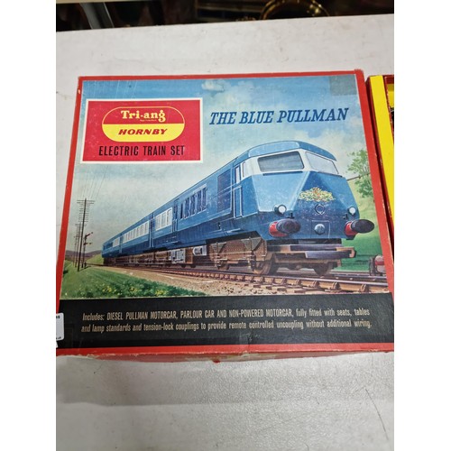 52 - Boxed Tri-ang Hornby RS52 Midland Blue Pullman 3 car Diesel multiple unit set with oval track, power... 