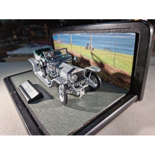 62 - Good quality diecast 1907 Rolls-Royce 'The Silver Ghost' car in presentation box, bonnet opens to re... 