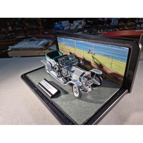 62 - Good quality diecast 1907 Rolls-Royce 'The Silver Ghost' car in presentation box, bonnet opens to re... 