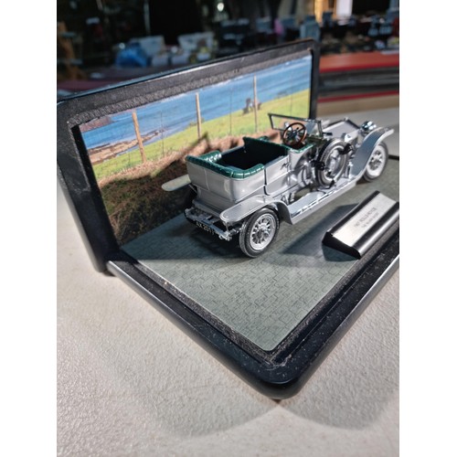 62 - Good quality diecast 1907 Rolls-Royce 'The Silver Ghost' car in presentation box, bonnet opens to re... 