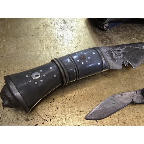 231 - A good vintage ceremonial kukri knife complete with its 2 smaller knives, fitted in its leather shea... 