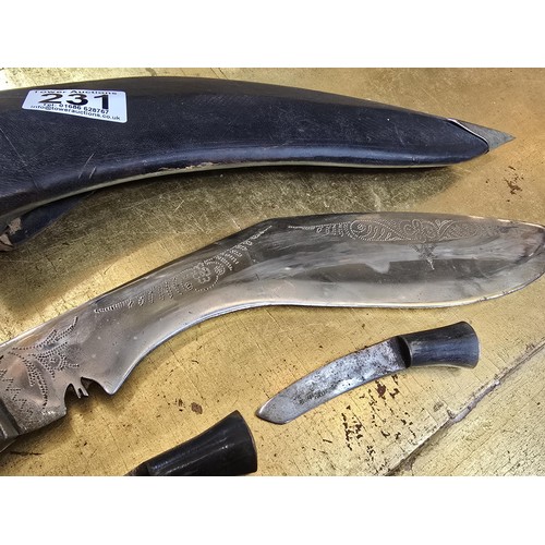 231 - A good vintage ceremonial kukri knife complete with its 2 smaller knives, fitted in its leather shea... 