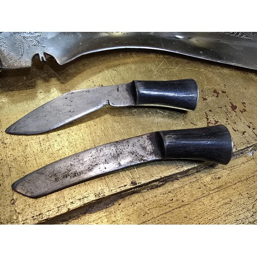 231 - A good vintage ceremonial kukri knife complete with its 2 smaller knives, fitted in its leather shea... 