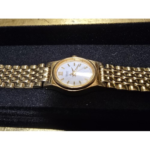 236 - A good quality ladies gold tone quartz wristwatch by Seiko which is in excellent clean condition hav... 